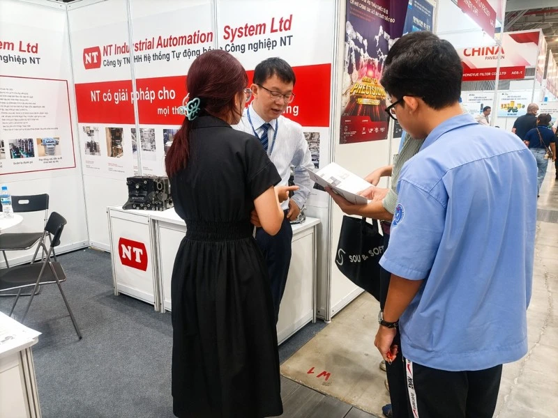 In-depth technical discussion featuring precision samples In-depth technical discussion featuring precision samples